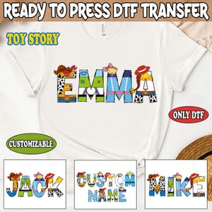 Op de afbeelding: Een wit T-shirt met een ontwerp van de personages uit Toy Story die de naam "Emma" spellen. Het ontwerp is aanpasbaar en kan worden gewijzigd naar andere namen. De tekst "Ready to Press DTF Transfer" en "Toy Story" staat bovenaan de afbeelding. De tekst "Only DTF" staat in de rechterbenedenhoek van de afbeelding.