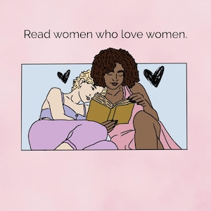 Könnte beinhalten: Eine digitale Illustration auf hellrosa Hintergrund, die zwei Personen zeigt, die gemeinsam ein Buch lesen. Der Text "Read women who love women." steht über dem rechteckigen Rahmen. Zwei schwarze Herzen sind über den Figuren gezeichnet.