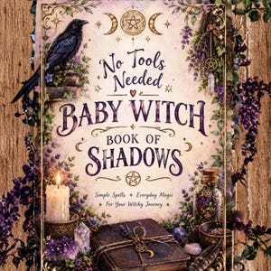 Può includere: Un libro rettangolare intitolato No Tools Needed Baby Witch Book of Shadows con testo viola, raffigurante un corvo nero, una candela accesa, un cristallo, un vasetto e un libro rilegato in pelle con un ciondolo a forma di luna, circondato da lavanda.