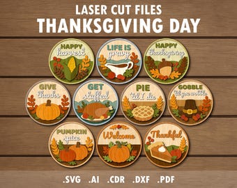Op de afbeelding: Een verzameling lasergesneden houten ontwerpen voor Thanksgiving Day. Elk cirkelvormig ontwerp bevat feestelijke illustraties en zinnen als "Happy Harvest", "Give Thanks" en "Pumpkin Spice". De ontwerpen staan tegen een houten achtergrond.