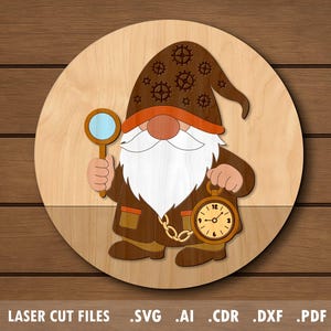 Può includere: Illustrazione di uno gnomo di legno con una lente d'ingrandimento e un orologio da tasca. Lo gnomo indossa un cappello marrone con disegni di ingranaggi, una barba bianca e un cappotto marrone. L'immagine è su uno sfondo di legno. Il testo in basso recita "LASER CUT FILES .SVG .AI .CDR .DXF .PDF".