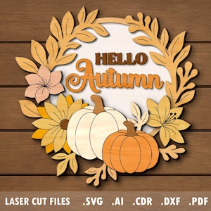 Può includere: Cartello in legno a tema autunnale con le parole "HELLO Autumn" in un carattere decorativo. Il cartello presenta una ghirlanda di foglie, fiori e zucche nei toni dell'arancione, del giallo e del crema. Lo sfondo è un motivo a venature di legno.