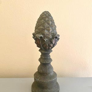 Vintage Pineapple Finial: Distressed Abstract Resin Decor