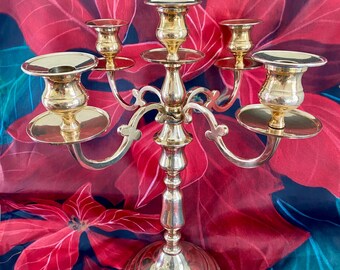 Candelabro antiguo de latón macizo de cuatro brazos y cinco luces