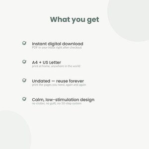 以下が含まれることがあります： What you getという見出しのデジタル製品情報グラフィック。チェックマーク付きの4つの機能がリストされています：Instant digital download、A4 + US Letter、Undated - reuse forever、およびCalm, low-stimulation designとそれぞれのサブテキスト。