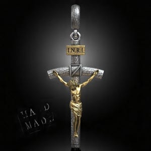 Kruzifix Jesus Christus Kreuz Anhänger - Handgefertigte katholische Halskette mit 18K vergoldetem Körper Christi auf strukturiertem INRI Holzkreuz Design