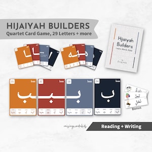 Op de afbeelding: Een Hijaiyah Builders kwartet kaartspel set. De set bevat kleurrijke kaarten met Arabische letters en een bonus set kaarten. De kaarten zijn gerangschikt op een wit oppervlak met de woorden "Reading + Writing" onderaan.