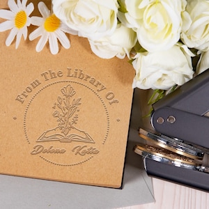 Grabador de libros personalizado, grabador de libros personalizado, grabador de biblioteca personalizado, grabador de libros para amantes de la lectura, regalo para nieta