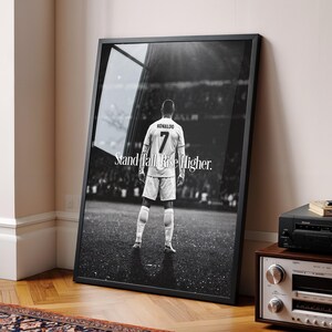 Poster motivazionale da parete di Cristiano Ronaldo "Stand Tall Rise Higher", in bianco e nero, con o senza cornice, regalo sportivo per lui, decorazione per la stanza.