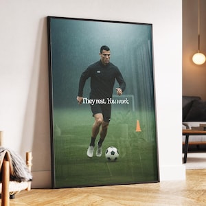 Poster motivazionale da parete di Cristiano Ronaldo – Poster calcistico “Loro riposano, tu lavori” – Tela, cornice o carta di qualità museale