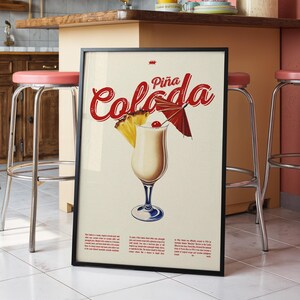 Póster de cóctel de piña colada, arte digital para pared, decoración de cocina retro imprimible, receta de bebida vintage para bar, cafetería y restaurante.