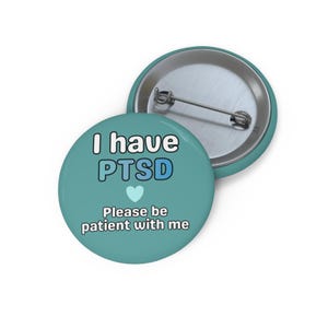 Ho il disturbo da stress post-traumatico, per favore sii paziente con me. Pulsante Pin / Consapevolezza della salute mentale