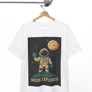 Camiseta Moon Explorer, camiseta retro de astronauta, camiseta vintage del espacio exterior, camiseta con gráfico de galaxia, regalo unisex de ciencia ficción