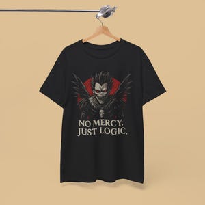 Dark Anime Shirt, Gothic Justice T-Shirt, Inspiriert von geheimnisvollen Notizbüchern, Japanisches Ästhetisches T-Shirt, Manga Fan Geschenkidee