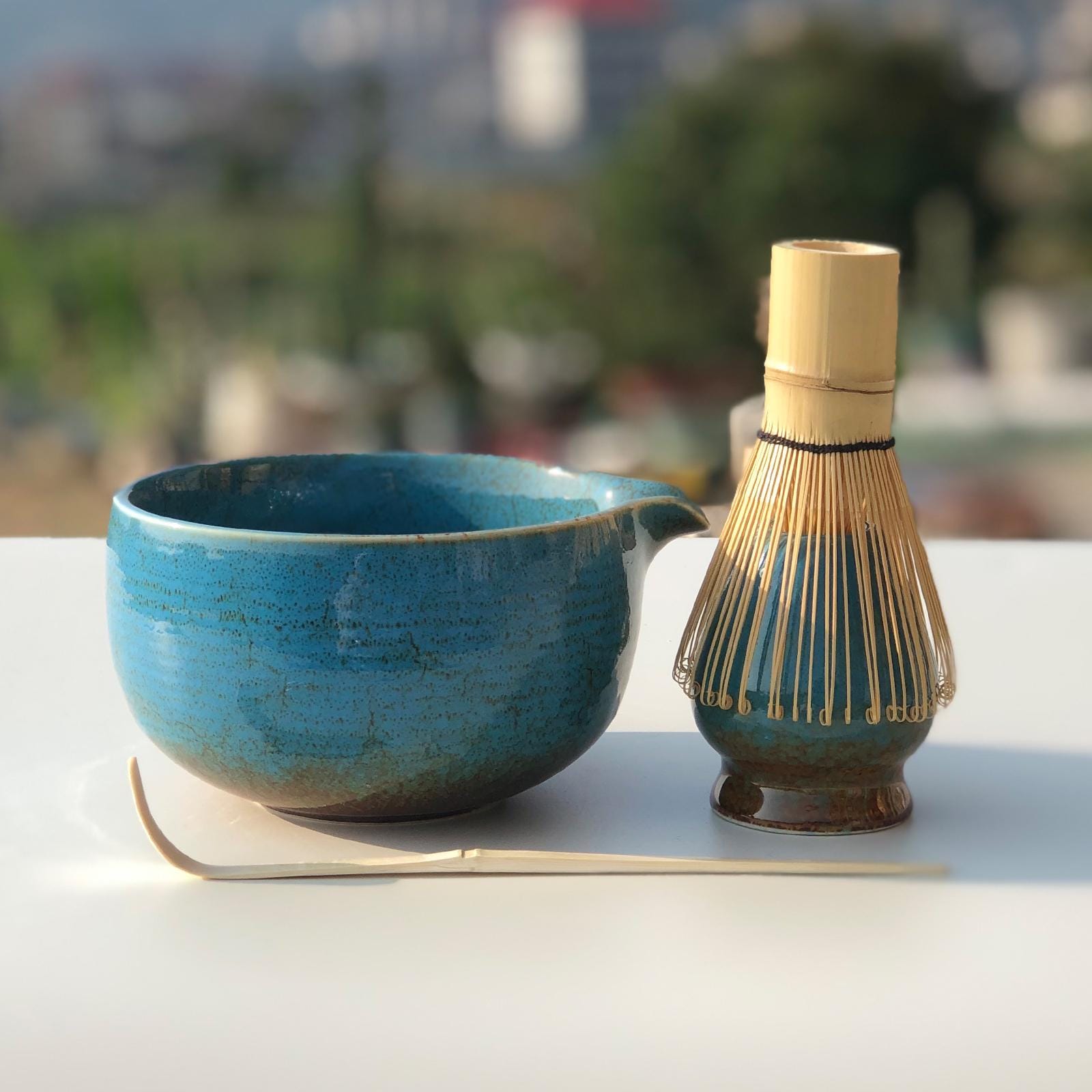 陶器製抹茶セット イリュージョンブルーの注ぎ口付き茶碗 竹製茶筅 - 日本