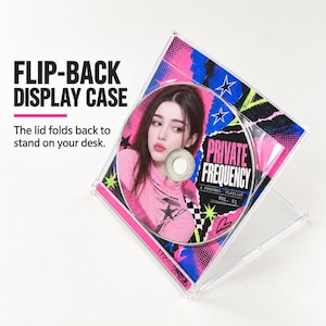 Könnte beinhalten: Eine transparente Kunststoffhülle mit Klappständer für eine CD mit grafischem Einleger. Der Einleger zeigt eine Person in einem rosa Oberteil, schwarze Sterne und den Text "PRIVATE FREQUENCY A PERSONAL PLAYLIST VOL. 01" auf blauem, rosa und schwarzem Grund.