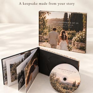 Könnte beinhalten: Ein individuelles CD-Album mit einem fest gebundenen Fotobuch-Cover, das ein Paar in einem Garten zeigt, mit dem Titel THE SOUNDTRACK OF US, ALEX & TAYLOR, JUNE 14, 2026. Das offene Buch zeigt Innenseiten mit Fotos und eine passende CD.