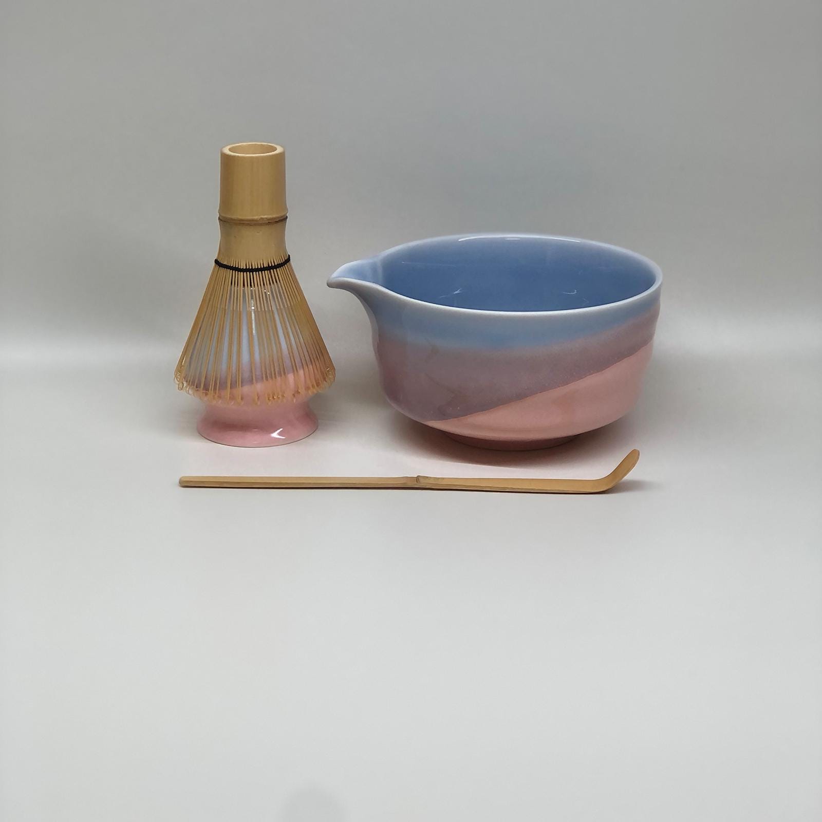 手作り陶器製抹茶セット：青とピンクのグラデーション茶碗と竹の茶筅 