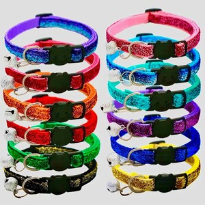 Könnte beinhalten: Eine Auswahl an glitzernden Katzenhalsbändern in verschiedenen Farben. Jedes Halsband hat eine schwarze, katzenförmige Schnalle und eine kleine silberne Glocke. Die Halsbänder sind in Farben wie Rosa, Blau, Grün und Gold erhältlich und für Haustiere konzipiert.