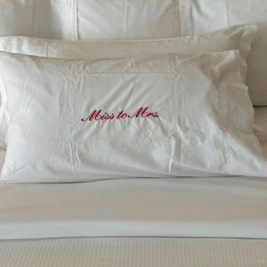 Taie d'oreiller personnalisée | Oreiller brodé avec nom personnalisé | Cadeau de mariage et de pendaison de crémaillère