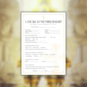 Op de afbeelding: Een wit kerk lidmaatschapsformulier met gouden accenten en een kruisafbeelding. Het formulier bevat velden voor persoonlijke informatie, geloofsdetails, lidmaatschapsverzoeken, service-interesses en contactgegevens voor noodgevallen. De tekst "CHURCH MEMBERSHIP" staat bovenaan.