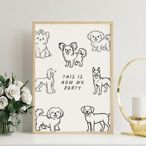 Op de afbeelding: Een ingelijste print met zwarte lijntekeningen van verschillende hondenrassen op een cr&egrave;mekleurige achtergrond. De tekst "THIS IS HOW WE PARTY" staat in het midden. De lijst is licht van kleur.