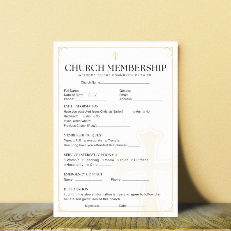 Op de afbeelding: Een cr&egrave;mekleurig kerklidmaatschapsformulier met gouden decoratieve randen en een kruis bovenaan. Het formulier bevat velden voor persoonlijke informatie, geloofsgegevens, lidmaatschapsverzoeken en contactgegevens voor noodgevallen. De tekst "CHURCH MEMBERSHIP" wordt weergegeven.