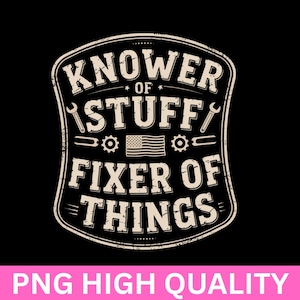 Puede incluir: Un diseño gráfico negro con el texto "KNOWERS OF STUFF FIXER OF THINGS" en un estilo vintage desgastado. El diseño incluye llaves, engranajes y una bandera estadounidense, con las palabras en forma de escudo.