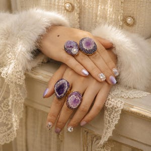 Anillo statement con amatista en bruto y cristales, hecho a mano, ajustable, joyería boho en latón dorado, regalo para mujer