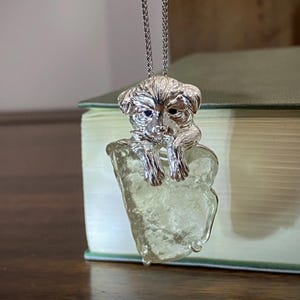 Colgante de perro de plata 925 y cristal natural, joya de perro de cristal, collar talismán animal, regalo hecho a mano para amantes de los animales.