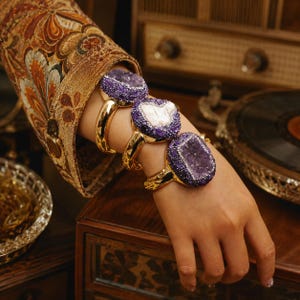 Masywna bransoleta typu cuff z ametystem druzy i perłą barokową, ręcznie wykonana z pozłacanej miedzi,styl boho statement,prezent dla kobiet
