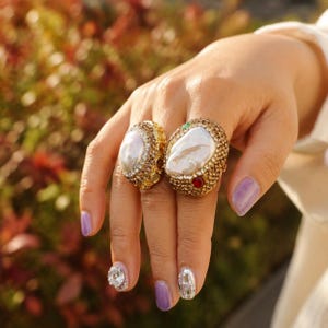 Statement-Ring aus goldplattiertem Kupfer mit Perlmutt oder Barockperlmutt, Kristallbesatz, verstellbarer Boho Vintage Ring,Geschenk für sie