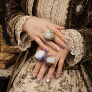 Set di anelli grandi in quarzo druzy, anello statement regolabile in ottone dorato, stile art jewelry, gioielli boho glam