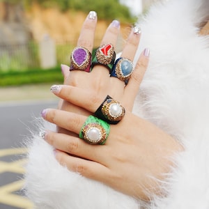 Ampio anello statement con pietra naturale o perla barocca, fascia in pelle e rame placcato oro, gioiello boho vintage, regalo per lei