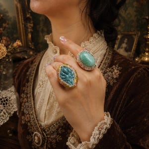 Conjunto grande de anillos con piedra verde natural, anillo statement ajustable de latón chapado en oro, joyería boho estilo naturaleza