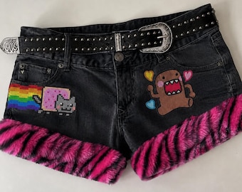 フェイクファーのトリムが付いたピンクと白のデニムショートパンツ