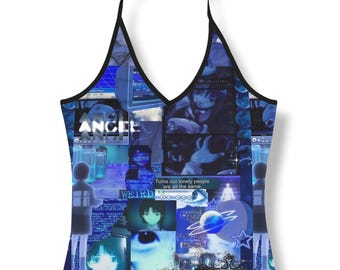 Könnte beinhalten: Ein blaues Neckholder-Top mit einer Collage aus Anime-Grafiken, Computer-Schnittstellenelementen und dem Text "Turns out lonely people are all the same" sowie "WEIRD". Das Kleidungsstück hat dünne schwarze Träger und einen V-Ausschnitt.
