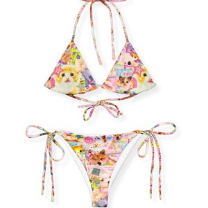 以下が含まれることがあります： 猫、お菓子、日本語のテキストがプリントされた、カラフルな2ピースビキニセット。トップはホルターネックで、結び紐が付いています。ボトムはクラシックなサイドタイデザインです。ビキニは軽量の生地で作られています。