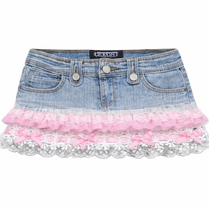 Op de afbeelding: Lichtblauwe denim minirok met roze en witte kanten afwerking. De rok heeft een klassiek ontwerp met vijf zakken en zilverkleurige knopen en klinknagels. De onderkant heeft lagen roze ruches en witte kant.