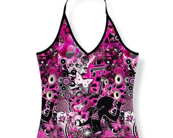 Può includere: Un top senza maniche all'americana con una vivace stampa grafica rosa e nera. Il design include sagome di una persona che ascolta musica, una chitarra, un boombox, farfalle, note musicali e motivi circolari con un bordo nero.