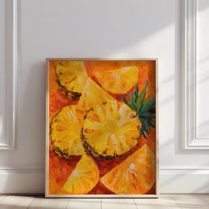 Könnte beinhalten: Ein gerahmtes Kunstwerk mit einem Gemälde von Ananasscheiben. Das Gemälde zeigt leuchtende Gelb- und Orangetöne, mit detaillierten Pinselstrichen, die die Textur der Frucht erfassen. Grüne Ananasblätter sorgen für Kontrast.