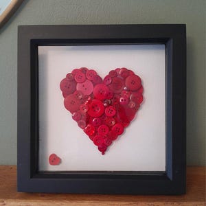 Könnte beinhalten: Rustikales Holzschild mit dem Text "Welcome to our porch" in weißer Schrift. Das Schild hat eine Used-Optik und ein schlichtes, einladendes Design, ideal für die Außendekoration.