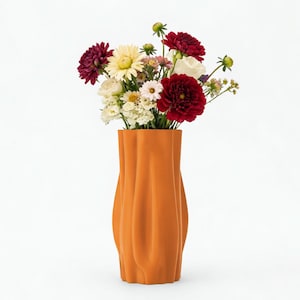 Puede incluir: Un letrero de madera hecho a mano con la palabra "Bienvenido" en una fuente juguetona. El letrero está pintado de blanco con un acabado envejecido y presenta un diseño floral en tonos rosas y verdes. Mide aproximadamente 30 cm de ancho.