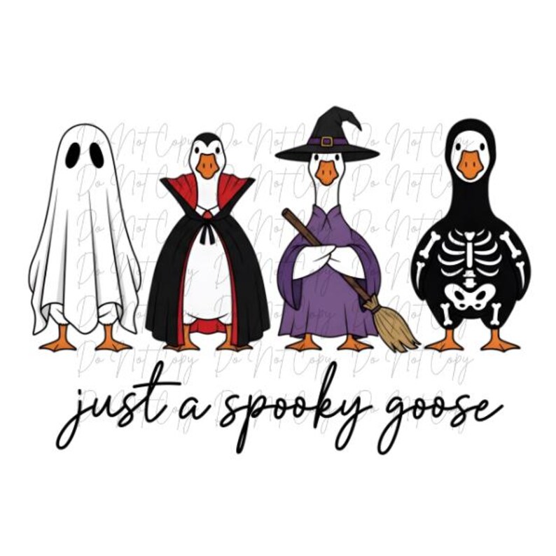 Op de afbeelding: Een illustratie met vier ganzen in Halloween-kostuums: een spook, een vampier, een heks en een skelet. De zin "just a spooky goose" staat in sierlijke letters onder de ganzen, wat een speels ontwerp oplevert.