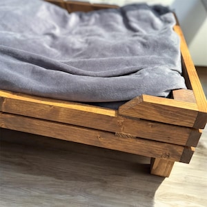 Raised wooden custom dog bed with cushion, cozy rustic pet furniture, modern farmhouse cat bed, couch for pets, gift for pet dog lovers bild 5
