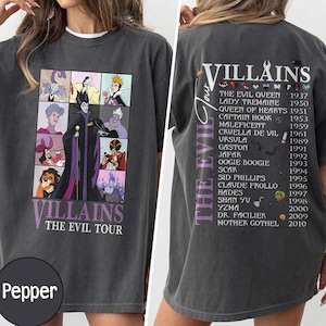 以下が含まれることがあります： ディズニーヴィランズのコラージュと「Villains The Evil Tour」の文字が入った濃いグレーのTシャツ。背中にはヴィランズとデビュー年が記載されています。Pepperのタグが見えます。