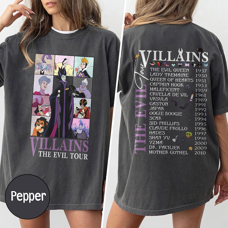 以下が含まれることがあります： ディズニーヴィランズのコラージュと「Villains The Evil Tour」の文字が入った濃いグレーのTシャツ。背中にはヴィランズとデビュー年が記載されています。Pepperのタグが見えます。