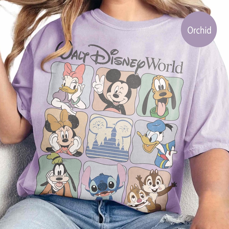 Pu&ograve; includere: T-shirt color orchidea con una griglia di personaggi Disney tra cui Topolino, Minnie, Paperino e Pippo. Il testo "Walt Disney World" &egrave; arcuato nella parte superiore. La maglietta &egrave; uno stile comodo e casual.