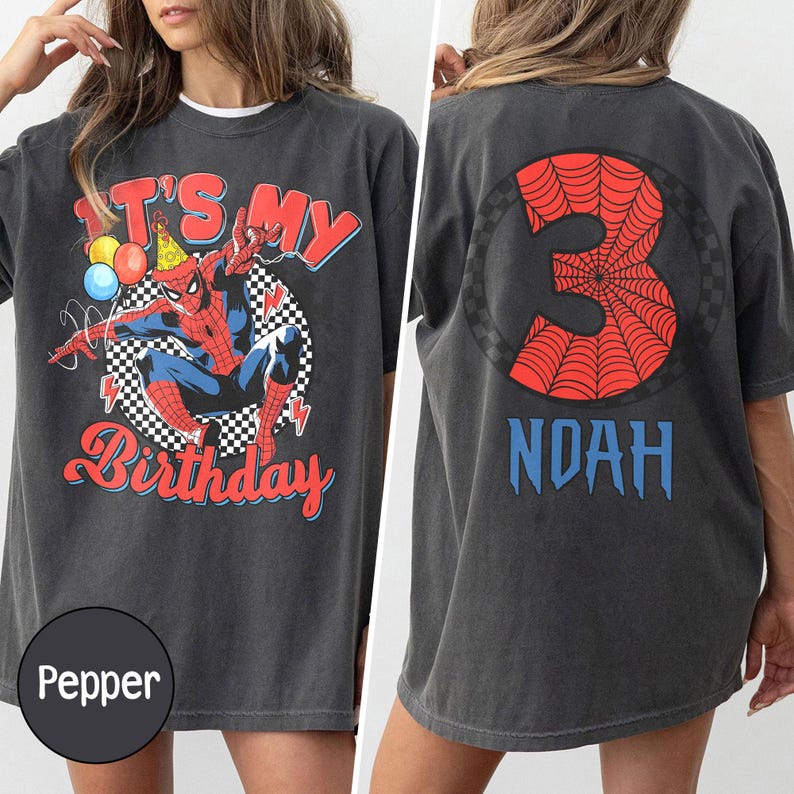 Puede incluir: Camiseta gris oscuro con Spider-Man y el texto "It's My Birthday" en la parte delantera. La parte trasera muestra un gran n&uacute;mero 3 con un dise&ntilde;o de telara&ntilde;a y el nombre "Noah" en azul. Tema de cumplea&ntilde;os.