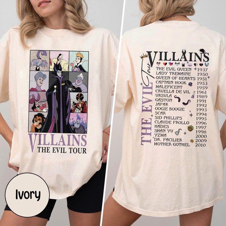 以下が含まれることがあります： アイボリー色のTシャツ。ディズニーの悪役（マレフィセントなど）のグラフィックがグリッド状に配置されています。「VILLAINS THE EVIL TOUR」の文字が下にあります。Tシャツの背面には悪役と彼らの年が記載されています。